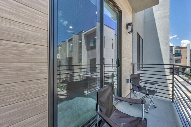 Building Photo - Fully Furnished Modern Townhome with utilities included and flexible lease options available
