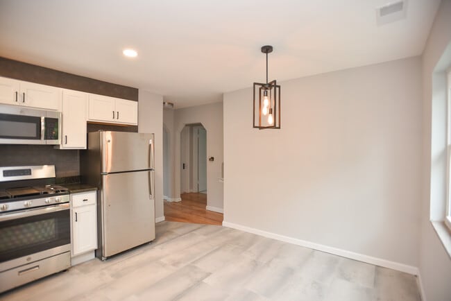 Building Photo - Zinsle Flats