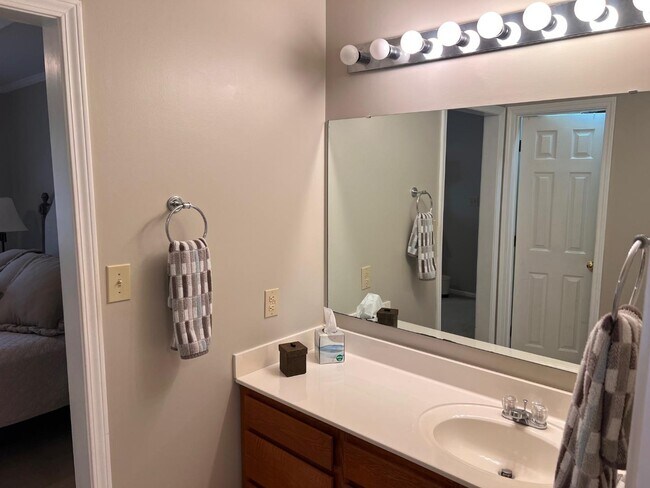 Building Photo - 401 Hidden Creek Cir