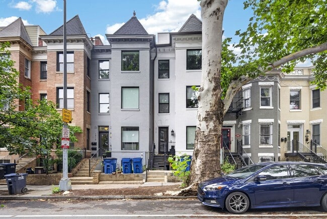 Building Photo - Bright Adams Morgan Condo with Den, Two Full Baths & In-Unit Laundry