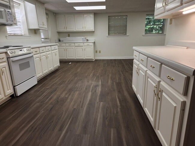 Building Photo - 1181 Lake Shore Cir