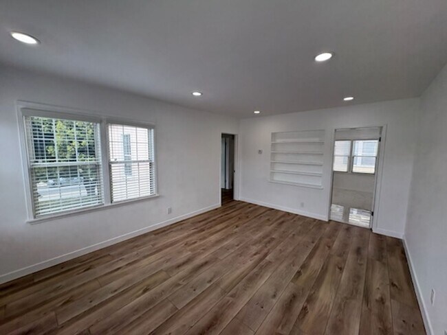Interior Photo - 1802 Ocean Park Blvd