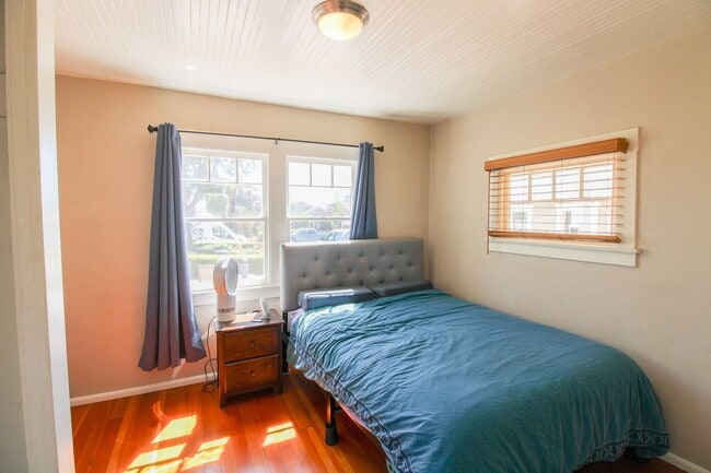 Building Photo - Charming 1 bedroom, 1 bathroom home