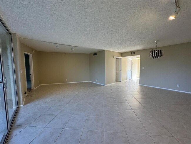 Building Photo - 3507 Oaks Way
