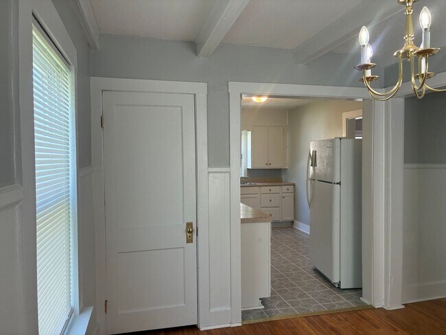 Building Photo - Some UPDATE Photos!  Price REDUCTION!