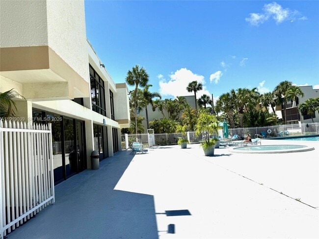 Building Photo - 20200 W Country Club Dr