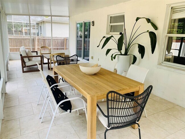 Building Photo - Nice 3 bedroom 2 bath with screened-in lan...