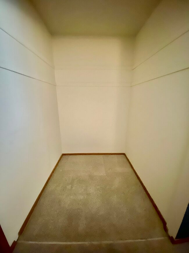 Building Photo - 2011 Viking Dr NW