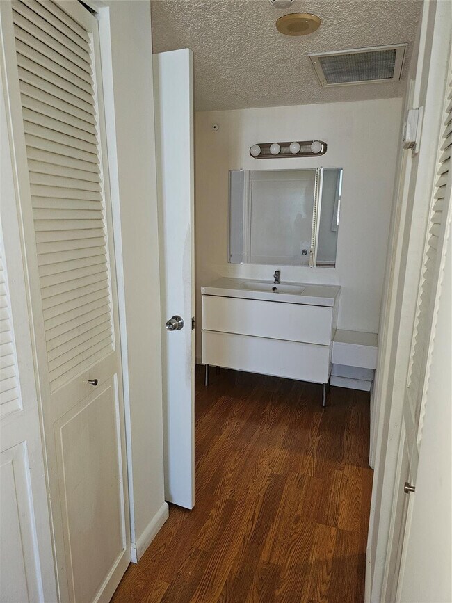 Building Photo - 500 Bayview Dr