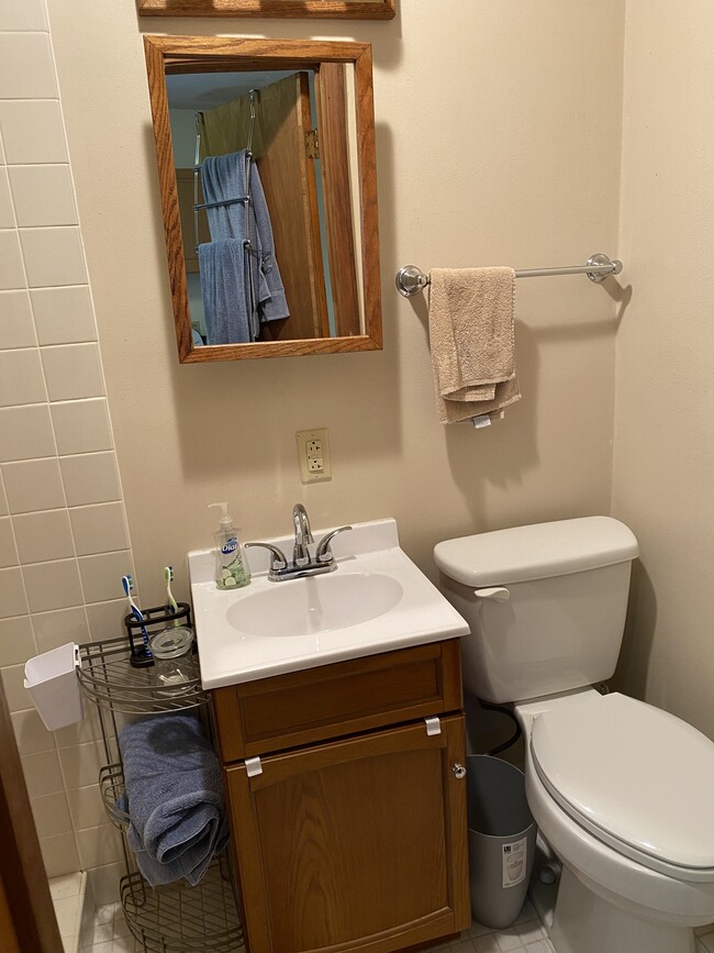 3/4 bath w/shower - 1145 E Walnut St