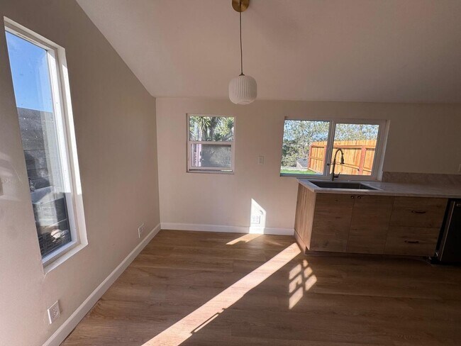 Building Photo - 1 bedroom 1 bath brand new ADU Style home.