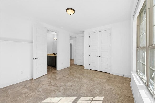 Building Photo - 404 Highland Village Dr