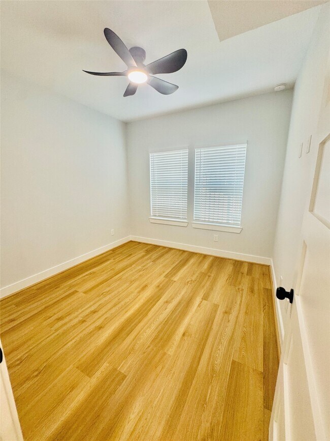 Building Photo - 867 S Victory Dr