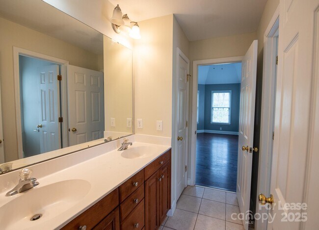 Building Photo - 247 Montibello Dr