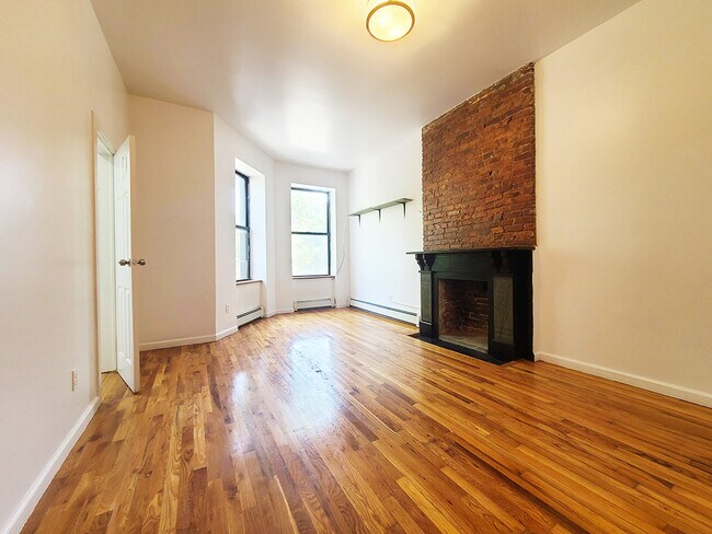 Building Photo - 453 Marion St