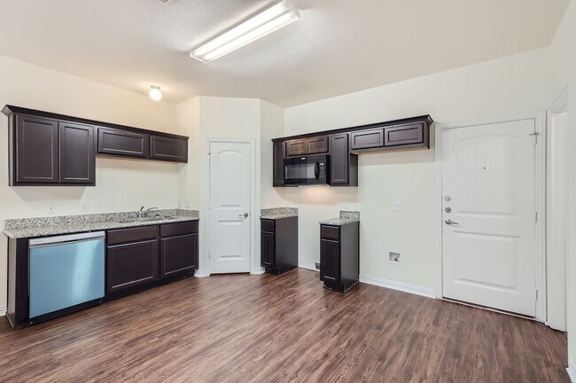 Building Photo - 1320 Lakecrest Ln
