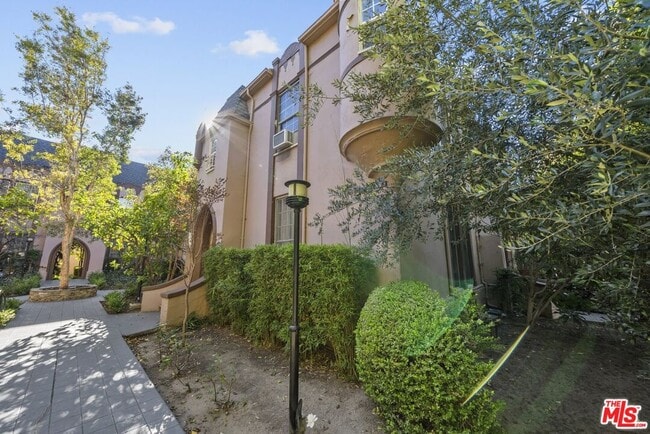 Building Photo - 6542 1/2 W Olympic Blvd