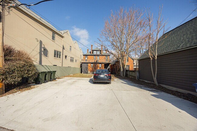 Building Photo - 341 E Sycamore St