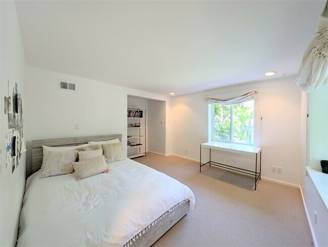 Building Photo - 10 Idalia Ct