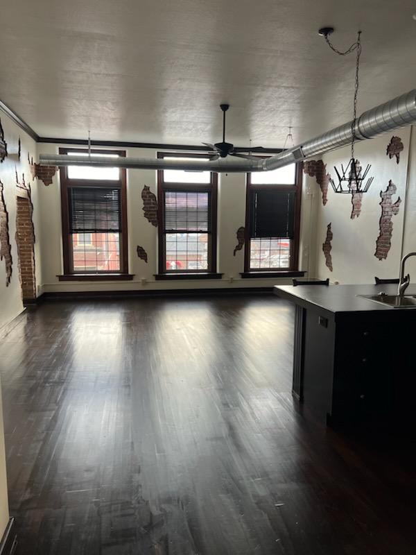 Building Photo - 8 E Main St