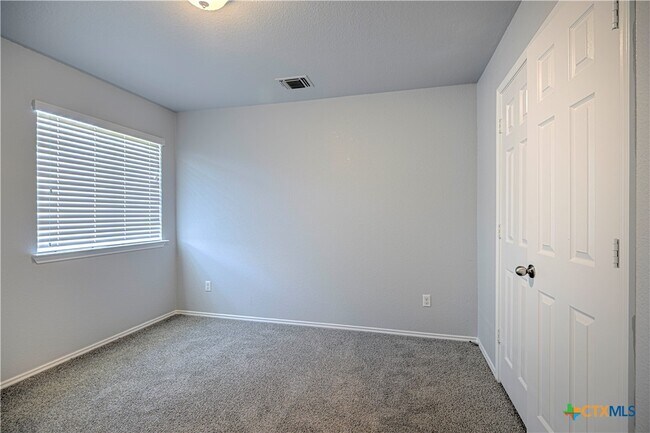 Building Photo - 5726 Stonehaven Dr