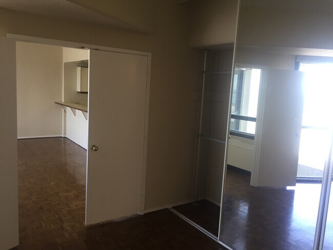 Building Photo - Enjoy sweeping views of the bay and Golden...