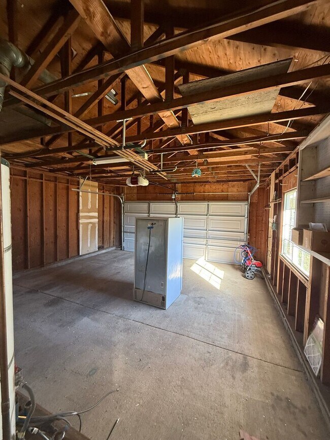 Building Photo - Experience the perfect blend of comfort, s...