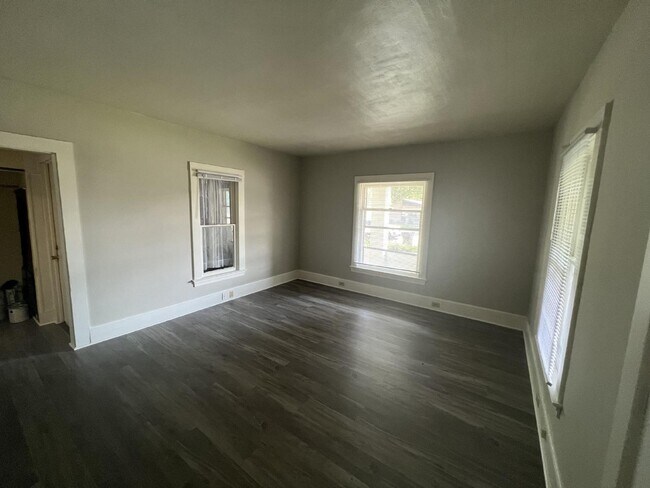 Building Photo - Large 1BR in Wayland