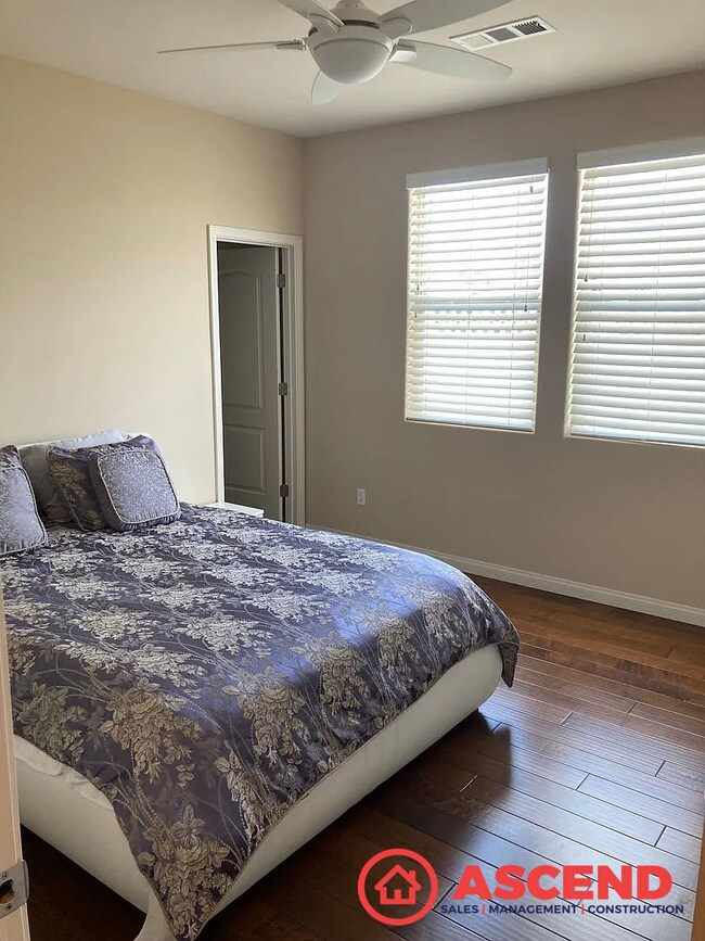 Building Photo - Beautiful 3 Bed, 2.5 Bath HOA Home with Fireplace & Modern Amenities