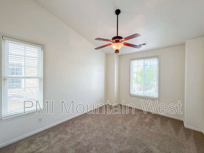 Building Photo - 443 Kent Dr