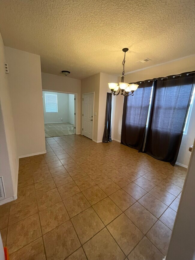 Building Photo - 2204 Delfinio Dr SE