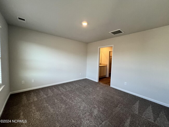 Building Photo - 8219 E Highcroft Dr NE