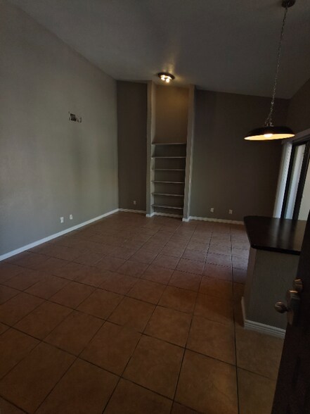 Building Photo - 747 S Ext Rd