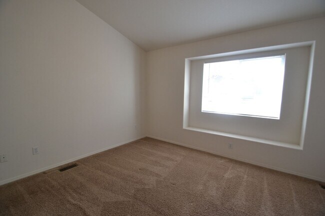 Building Photo - Corner 3 bed, 2.5 Bath Townhome in District 20!