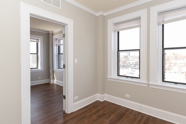 Building Photo - 817 W Lakeside Pl