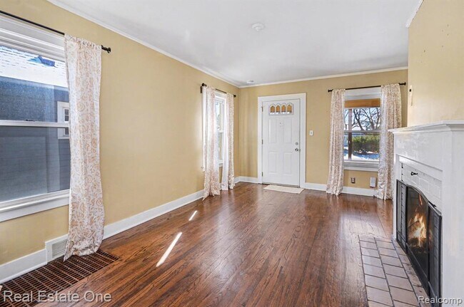 Building Photo - 1105 E Fifth St