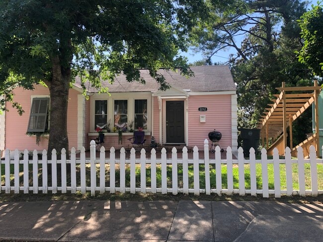 Building Photo - 2212 Oak St