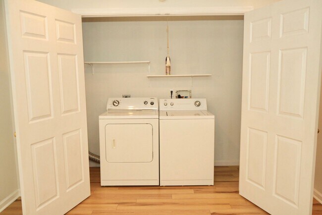 Building Photo - 4 Rockbrook Dr