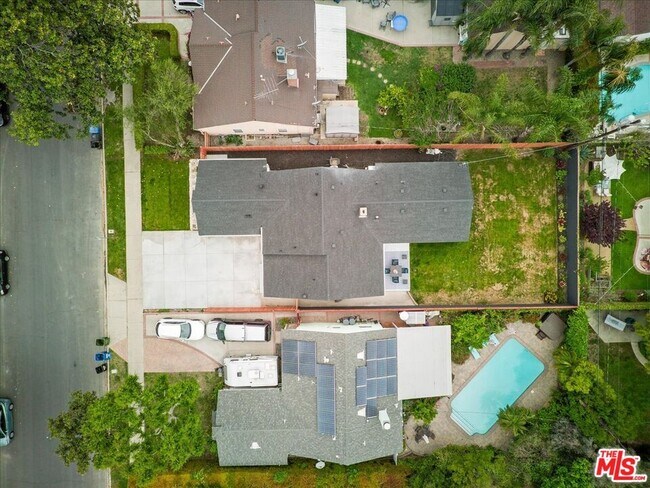 Building Photo - 5815 Saloma Ave