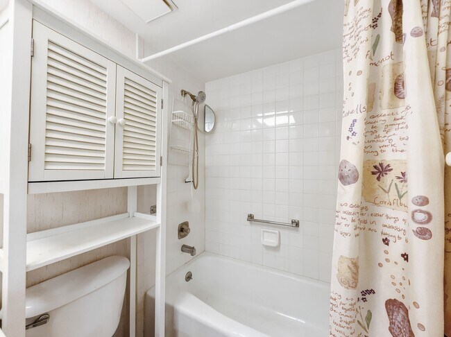 Building Photo - 2 bed 2 bath annual rental *** First floor condo *** Kings Lake Community