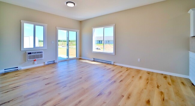 Building Photo - 750 Palomino Ave W