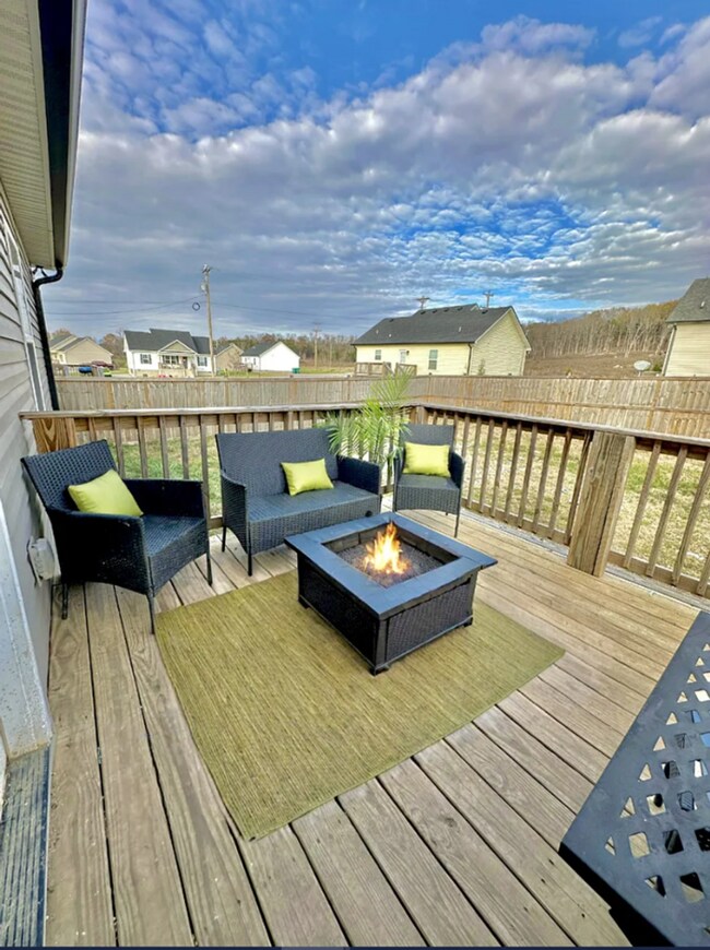 Building Photo - Pristine 3 Bed, 2 Bath Rental Built in 2022!