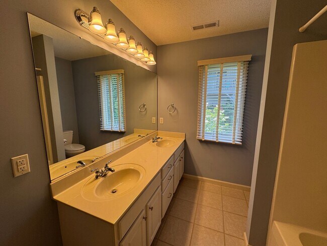 Building Photo - Weaverville - Well Kept Townhome with Flex Space