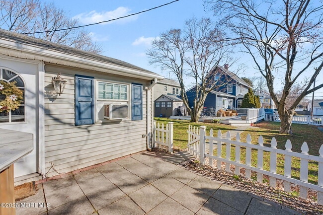 Building Photo - 1121 Bay Ave