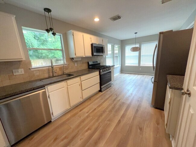 Building Photo - 2106 Lexington Woods Dr