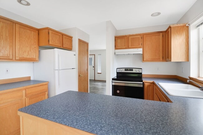 Building Photo - 2 Bed 1 Bath - Single Story - Pet Friendy ...
