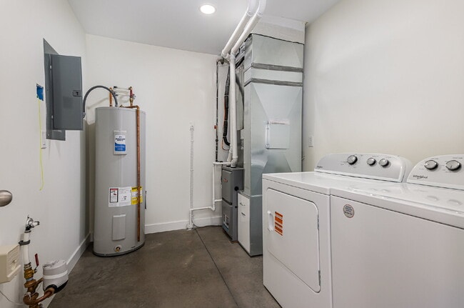 Building Photo - Newly Built 3-bedroom 2 bath Duplex $2200/...