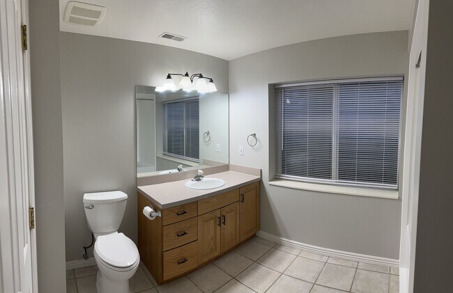 Building Photo - 911 Andes Dr