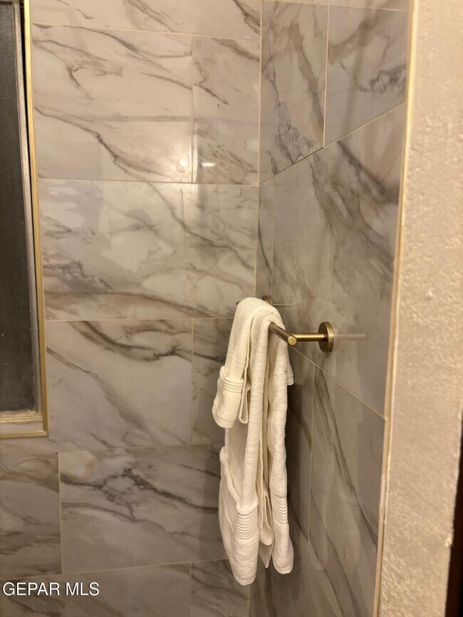 Building Photo - 3418 Pershing Dr