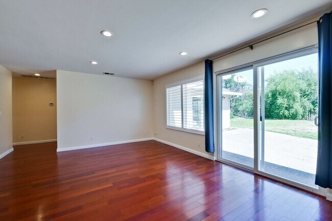 Building Photo - Large single family 4 Bed, 2 1/2 Bath Home...